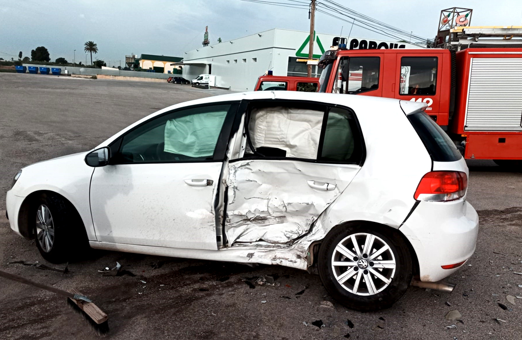 Dos personas resultan heridas al colisionar sus vehculos en la carretera Totana-Mazarrn